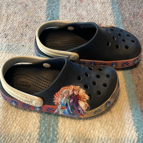 Frozen Crocs toddler size 9 - Picture 4 of 5